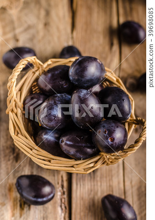 Freshly picked and washed plums Freshly picked and washed plums 39698085