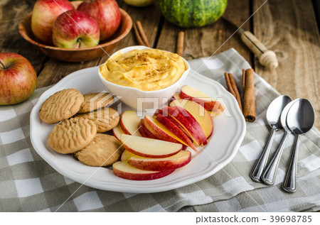 Pumpkin dip with cinnamon 39698785