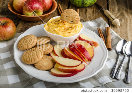 Pumpkin dip with cinnamon 39698790