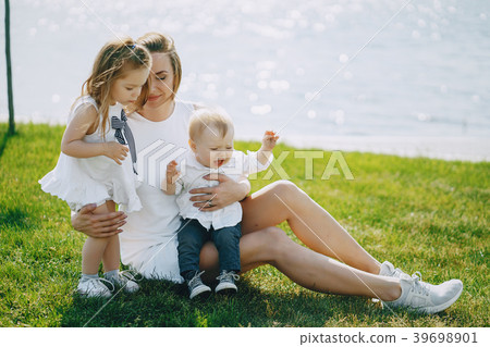 mother with children 39698901