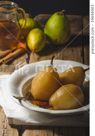 Pears glazed in tea and cinnamon 39698903