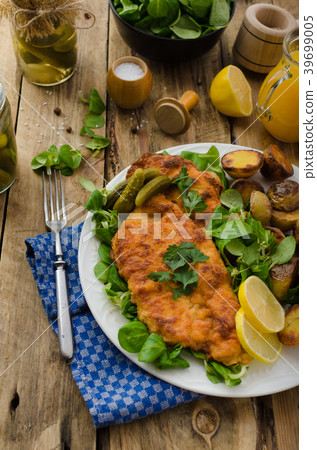 Wiener Schnitzel, delicious schnitzel Wiener Schnitzel, delicious schnitzel 39699005