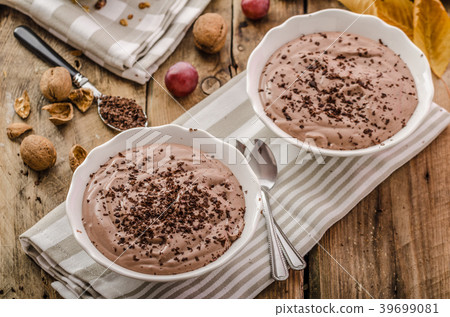 Chocolate pudding and baked granola Chocolate pudding and baked granola 39699081