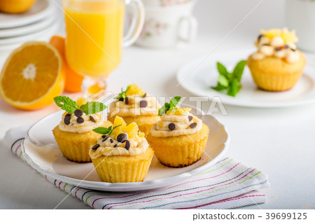 Fruit muffins 39699125