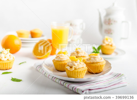 Fruit muffins 39699136