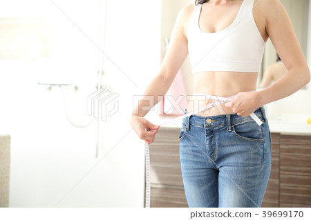 婦女測量腰圍 婦女測量腰圍 39699170