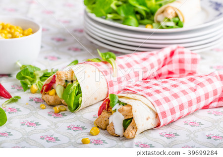 Chicken tortilla cones 39699284