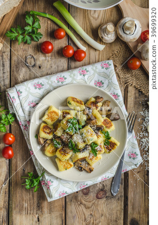 Crispy fried gnocchi 39699320