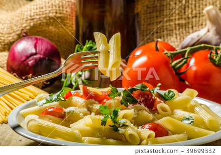 Delicious pasta with tomatoes Delicious pasta with tomatoes 39699332