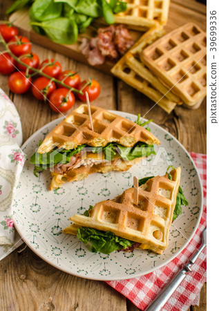 Waffles sandwich 39699336
