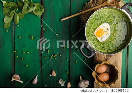 Soup of young peas 39699432