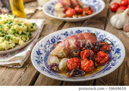 Prosciutto wrapped chicken 39699639