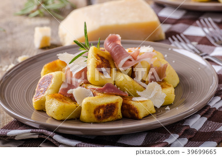 Roasted potato gnocchi with prosciutto 39699665