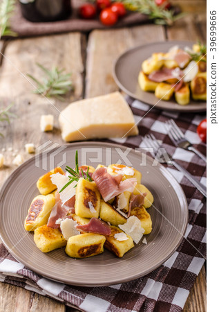 Roasted potato gnocchi with prosciutto Roasted potato gnocchi with prosciutto 39699666