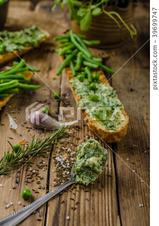 Baguette with herb butter 39699747