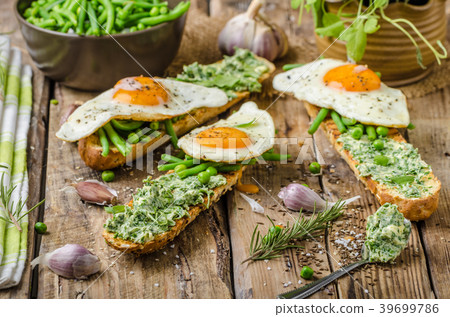 Baguette with herb butter 39699786