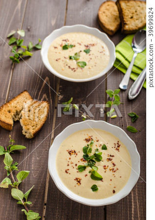 Creamy zucchini soup with chilli and oregano Creamy zucchini soup with chilli and oregano 39699824