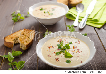 Creamy zucchini soup with chilli and oregano Creamy zucchini soup with chilli and oregano 39699826