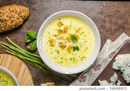 Curry soup with croutons Curry soup with croutons 39699915