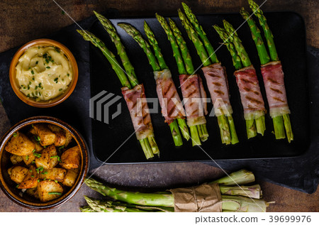 Asparagus on grill with bacon 39699976