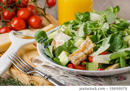 Salad with grilled chicken 39699979