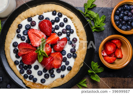Crispy cake with cream and berries Crispy cake with cream and berries 39699987