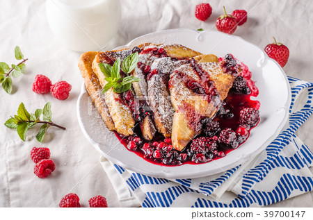 French toast with fruits French toast with fruits 39700147