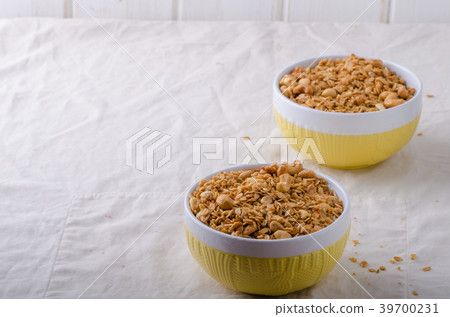 Baked granola with pudding 39700231