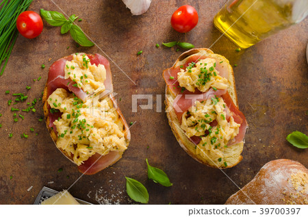 Delicious toasted bread with scrambled eggs Delicious toasted bread with scrambled eggs 39700397