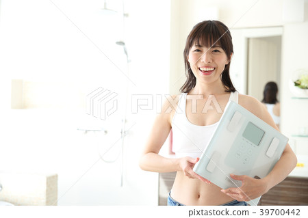 A woman with a scale 39700442