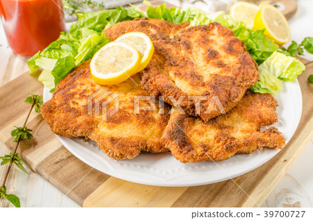 Delicious schnitzel with salad Delicious schnitzel with salad 39700727
