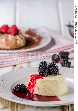 Vanilla panna cotta Vanilla panna cotta 39700740