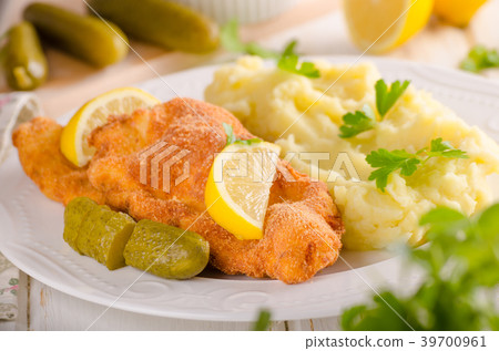 Fresh weiner schitzel original, mashed potatoes Fresh weiner schitzel original, mashed potatoes 39700961