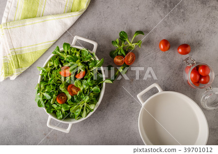 Lamb lettuce salad, tomatoes and herbs 39701012