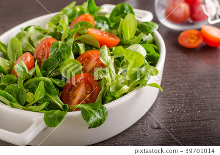 Lamb lettuce salad, tomatoes and herbs 39701014