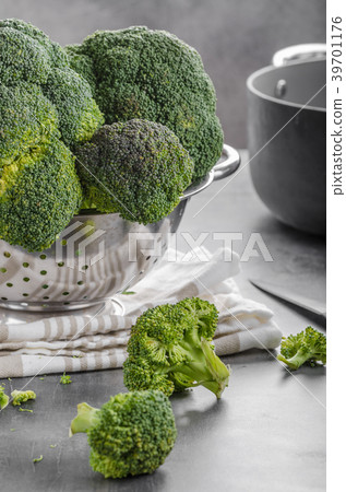 Broccoli vegetable raw picture Broccoli vegetable raw picture 39701176