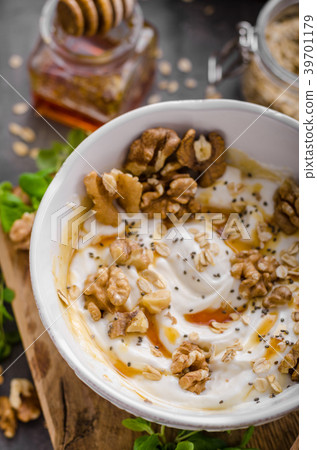 Fresh cheese with honey and walnuts Fresh cheese with honey and walnuts 39701179