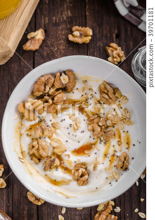 Fresh cheese with honey and walnuts 39701181