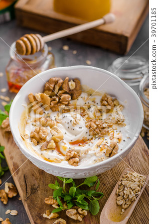 Fresh cheese with honey and walnuts 39701185