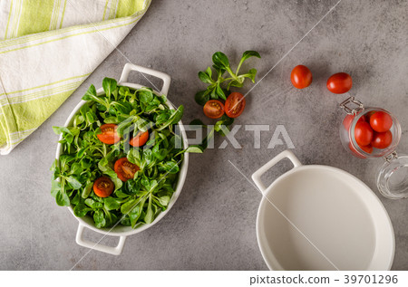 Lamb lettuce salad, tomatoes and herbs 39701296