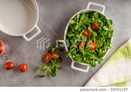 Lamb lettuce salad, tomatoes and herbs 39701297