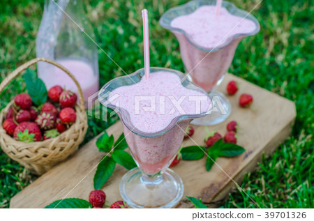Strawberrie smoothie outside summer 39701326