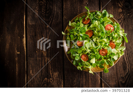 Lamb lettuce salad, tomatoes and herbs 39701328