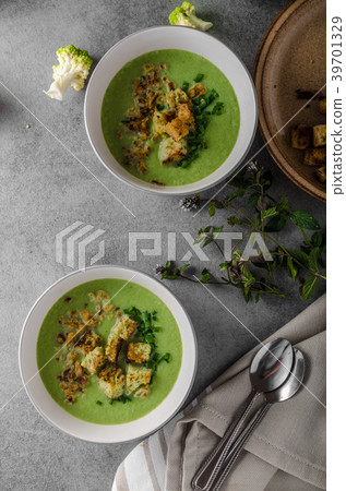 Green cauliflower soup 39701329