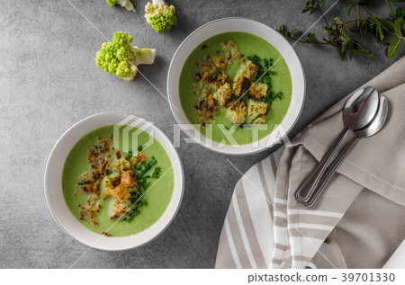 Green cauliflower soup 39701330