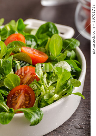 Lamb lettuce salad, tomatoes and herbs 39701718