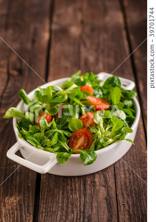 Lamb lettuce salad, tomatoes and herbs 39701744