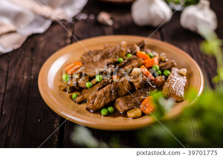Pork medallions with vegetable and soy garlic sauce Pork medallions with vegetable and soy garlic sauce 39701775