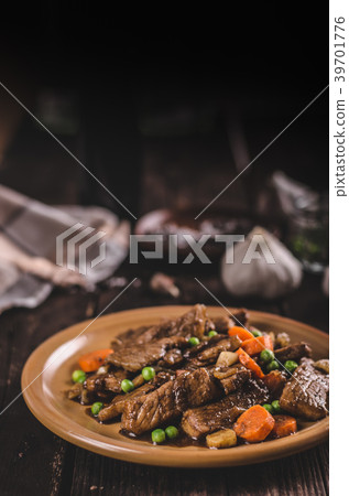 Pork medallions with vegetable and soy garlic sauce Pork medallions with vegetable and soy garlic sauce 39701776