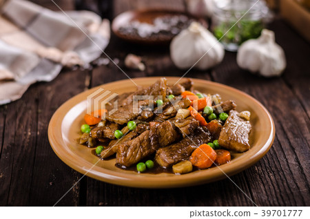 Pork medallions with vegetable and soy garlic sauce Pork medallions with vegetable and soy garlic sauce 39701777